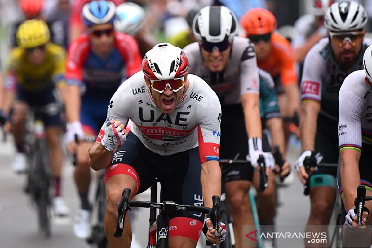 Kristoff menangi etape pembuka Tour de France kala para rival tumbang