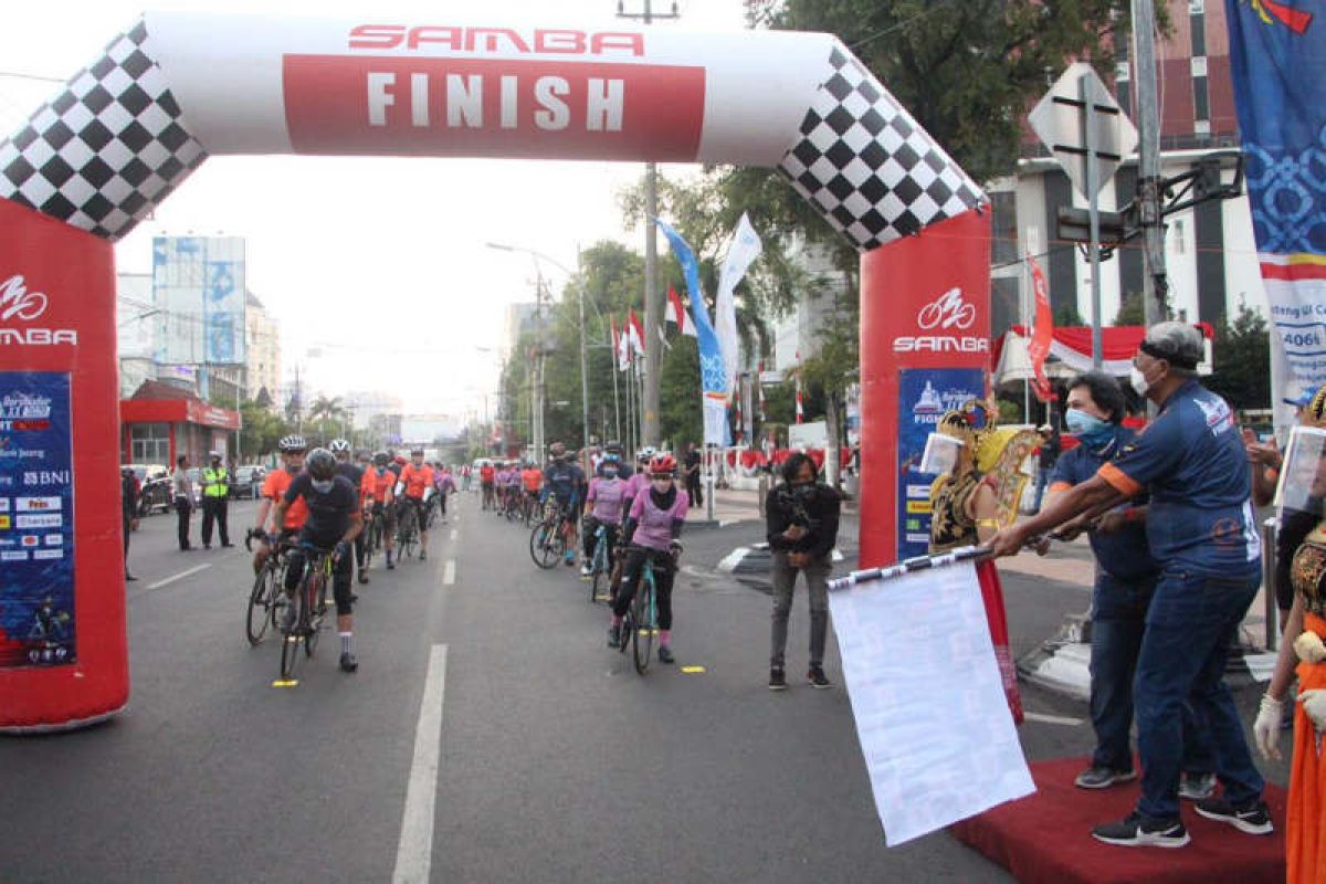 Selebritis dan pehobi sepeda ramaikan start keempat Tour de Borobudur 2020