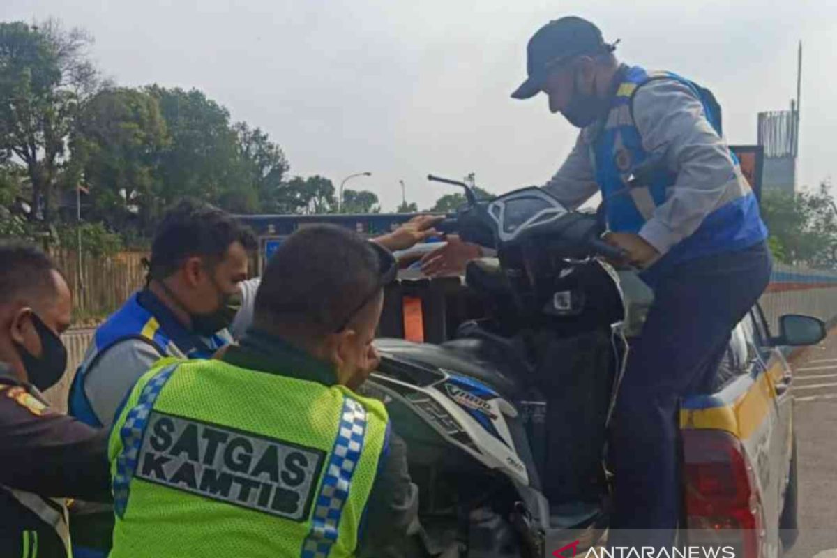 Tiga remaja puteri diamankan karena nekat masuk Tol Japek dengan sepeda motor