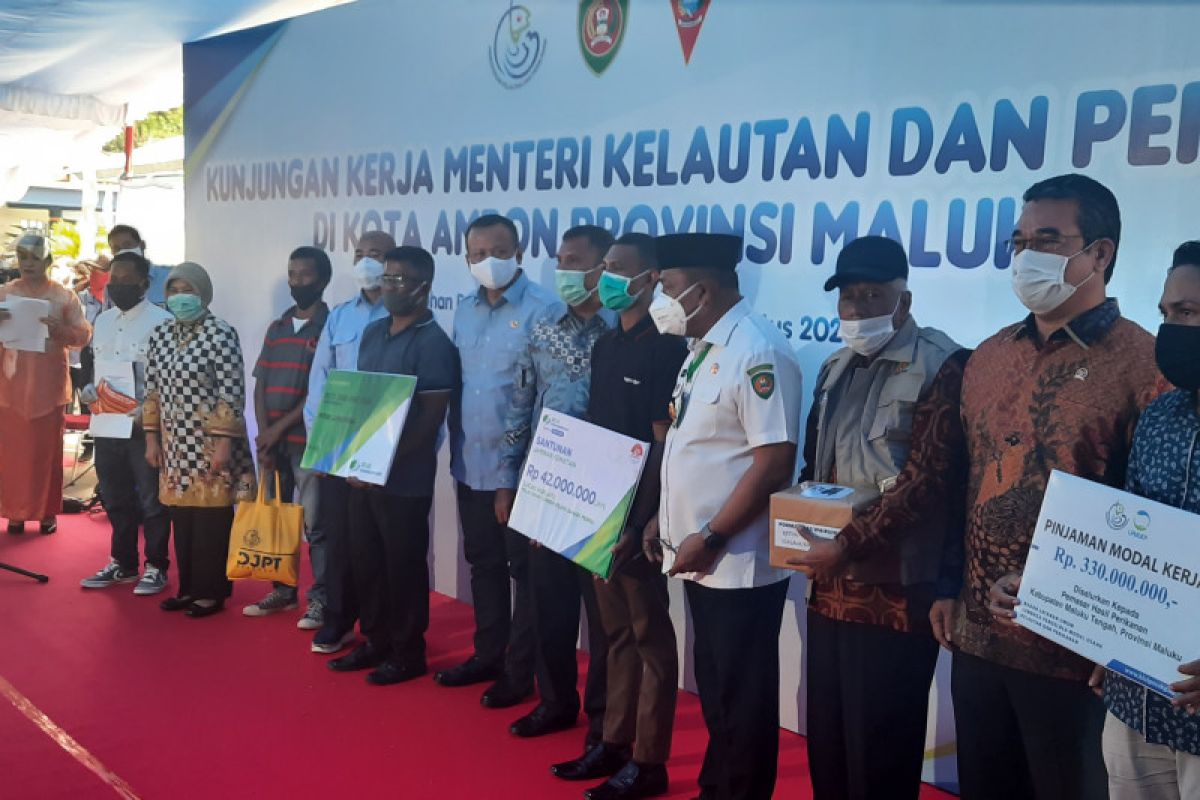 KKP serahkan 1.000 paket sembako kepada nelayan di Ambon