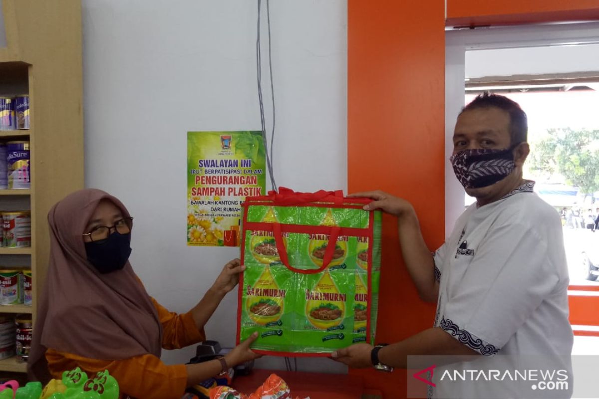 DLH Padang pasang stiker kurangi pemakaian kantong plastik di swalayan