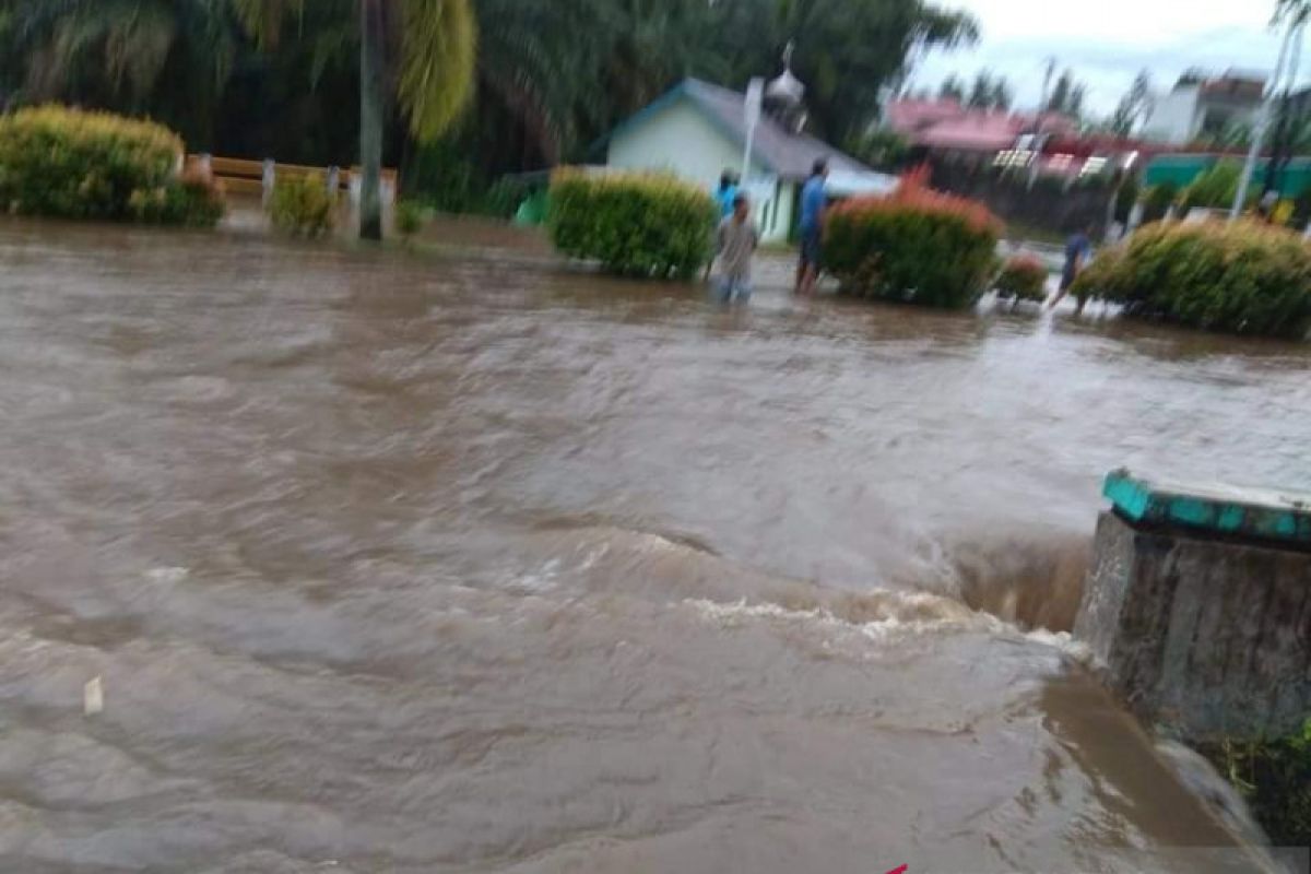 Bukittinggi banjir dan warga terpaksa dievakuasi, gara-gara curah hujan tinggi