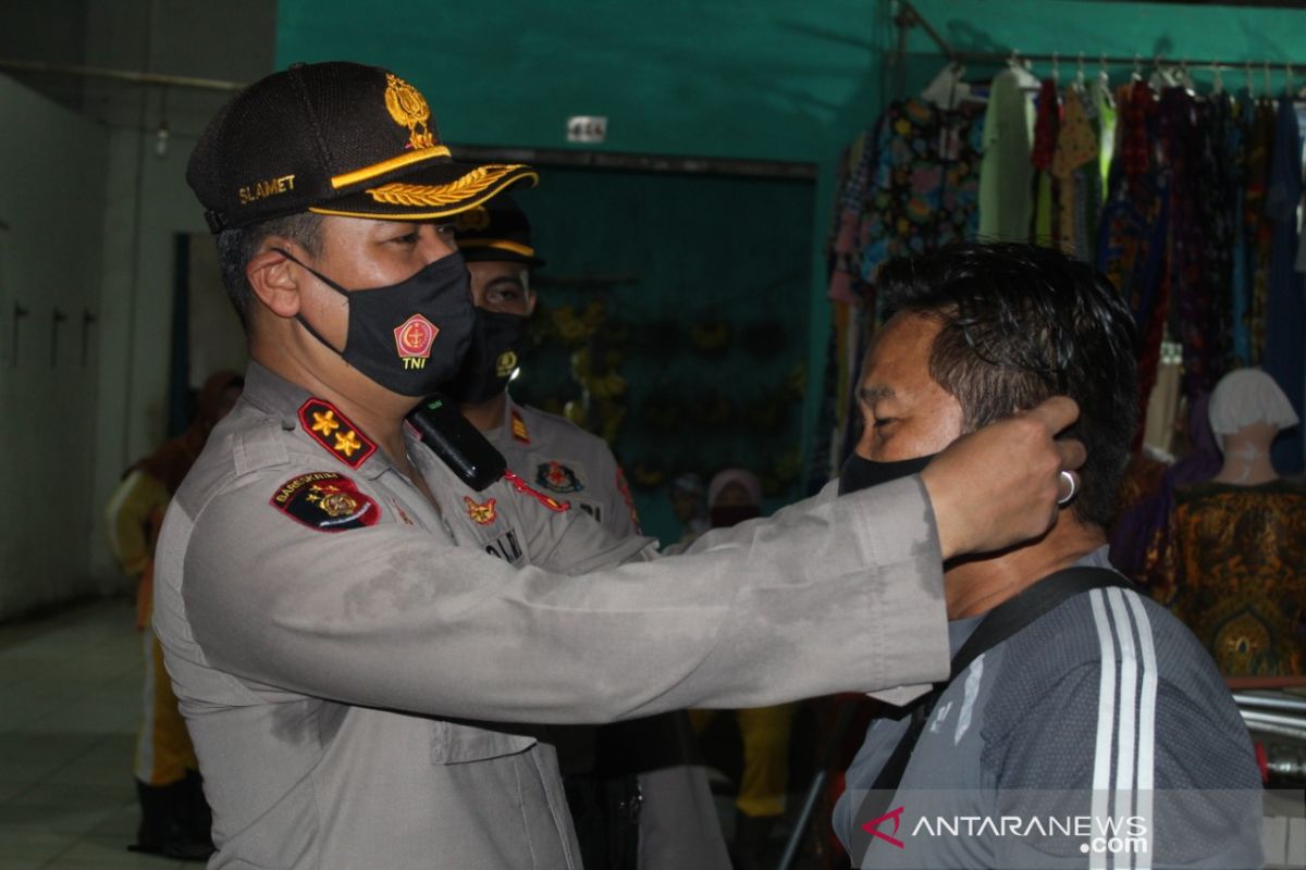 Polres Bangka Tengah bagikan masker kepada pedagang pasar