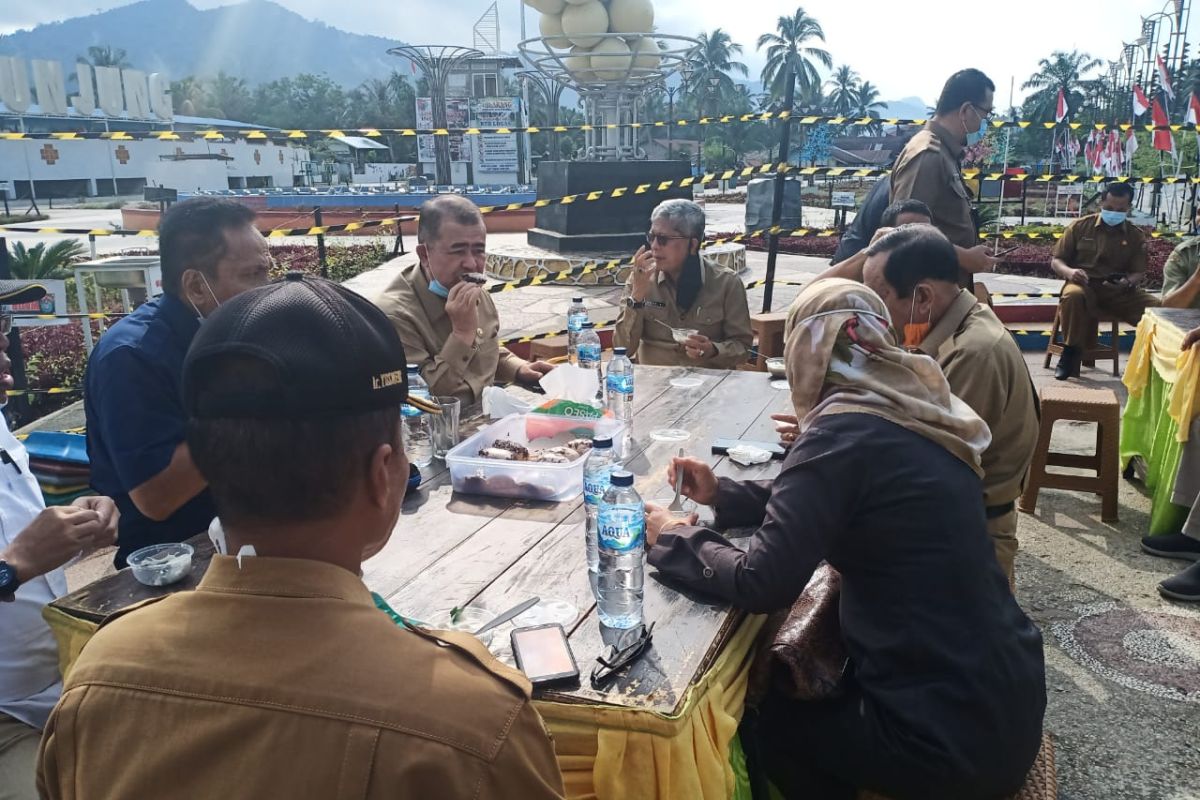 Wagub kunjungi kuliner Logas Muaro Sijunjung, minum kopi dan makan kue talam