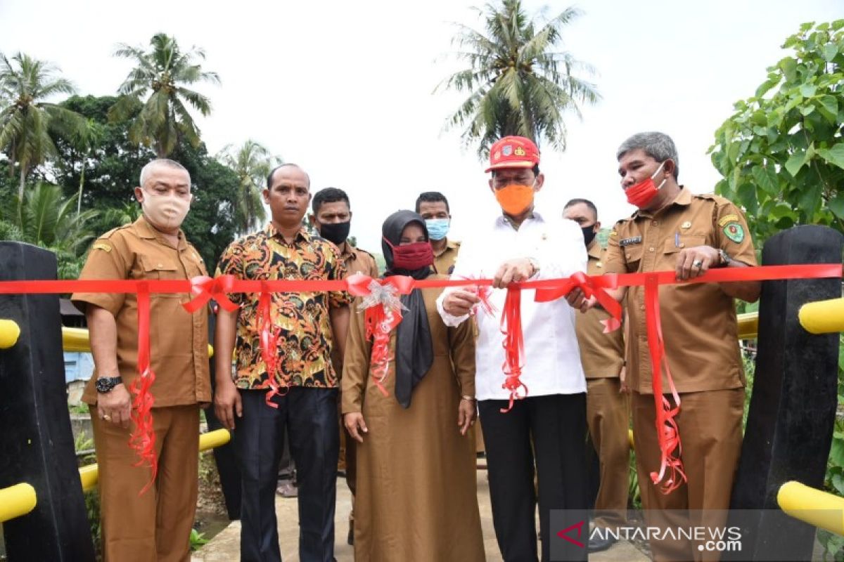 Bupati Tapsel resmikan jembatan penghubung dua sekolah yang amblas diterjang banjir