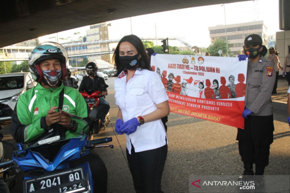 HUT Polwan ke-72, Polres Jakbar bagikan masker untuk pengguna jalan