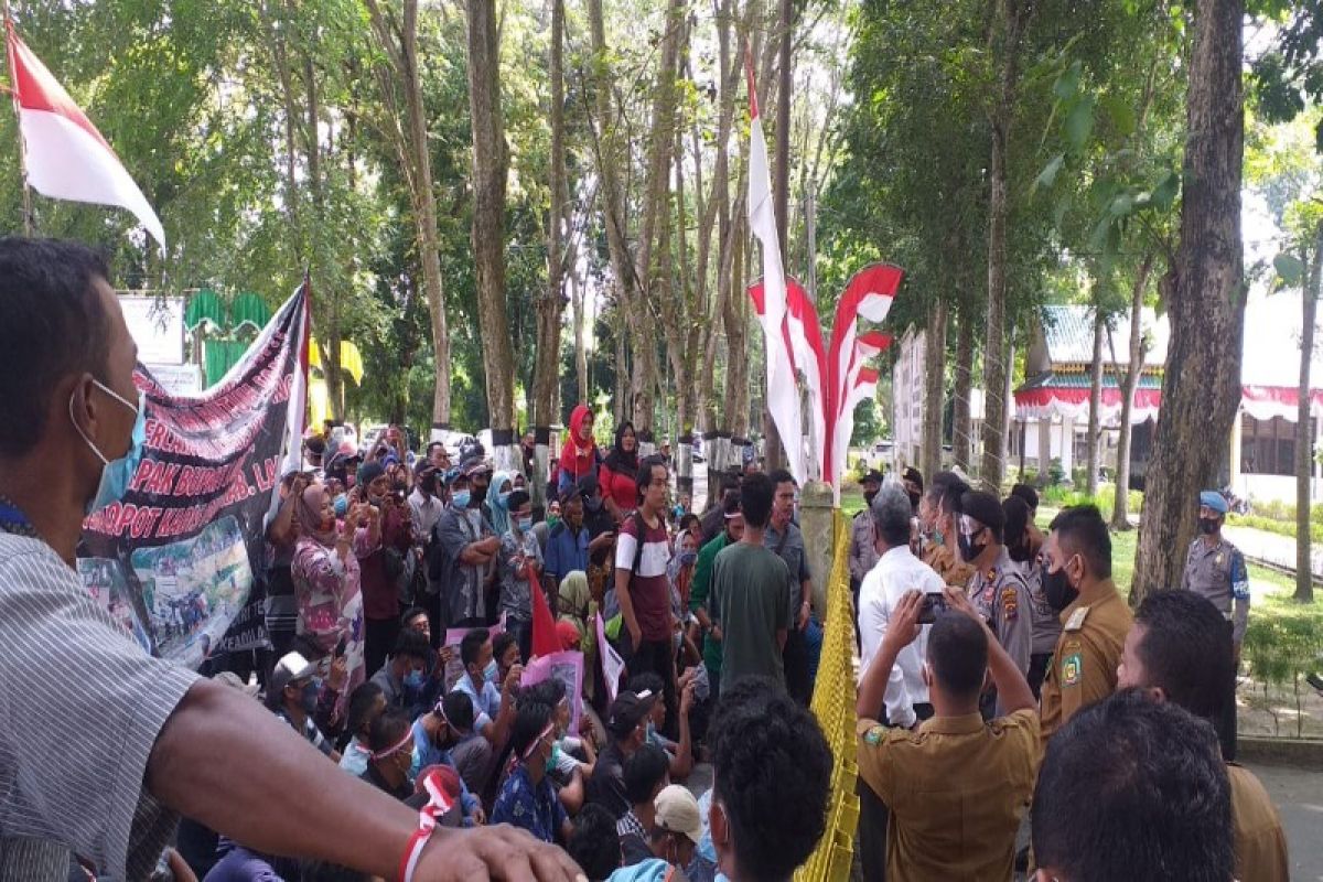 100 warga unjukrasa minta aparat hukum periksa Kadis PUPR Langkat
