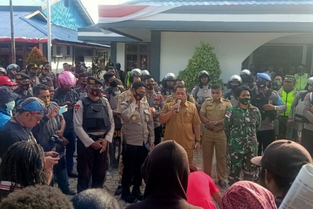 Warga Arso salurkan aspirasi ke Kantor Bupati Keerom