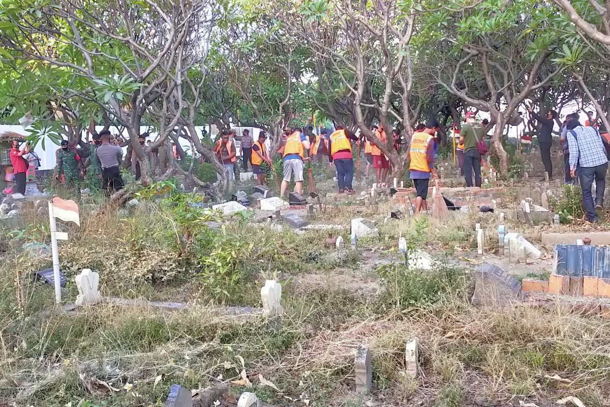 Pelanggar protokol kesehatan dihukum bersihkan makam