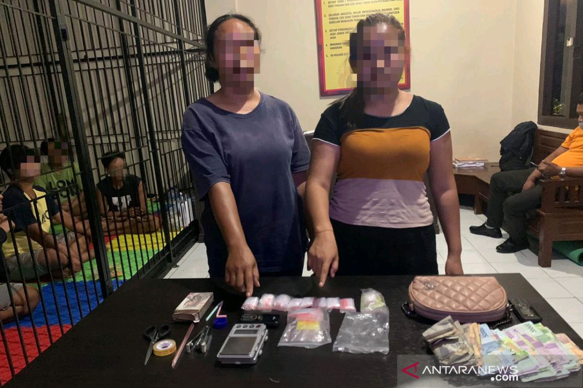 Polda NTB tangkap dua ibu rumah tangga miliki 76 paket sabu-sabu
