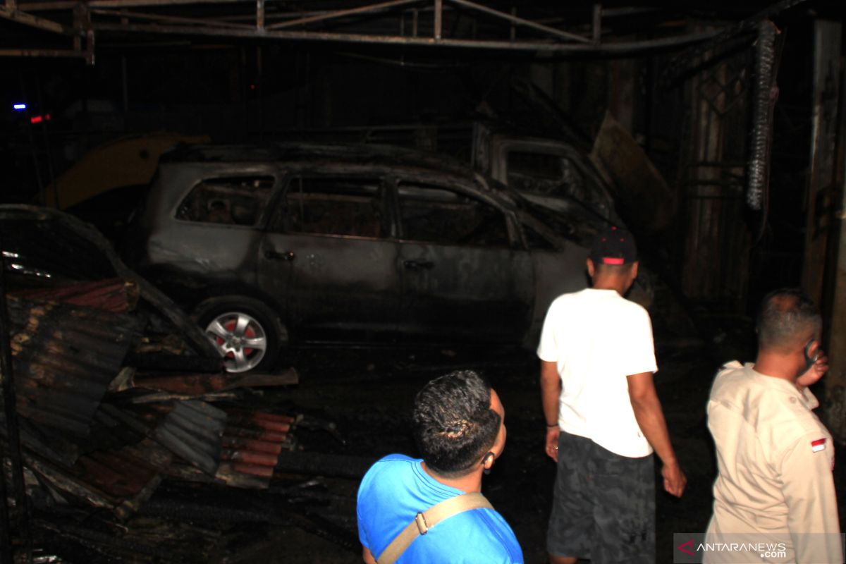 Gudang mobil dan motor di Kupang terbakar disertai ledakan