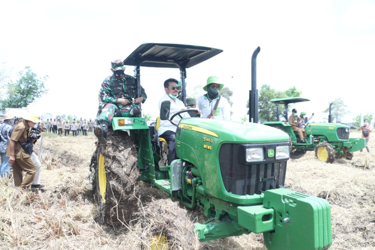 Minister hopes S Kalimantan farmers to plant hybrid varieties of rice