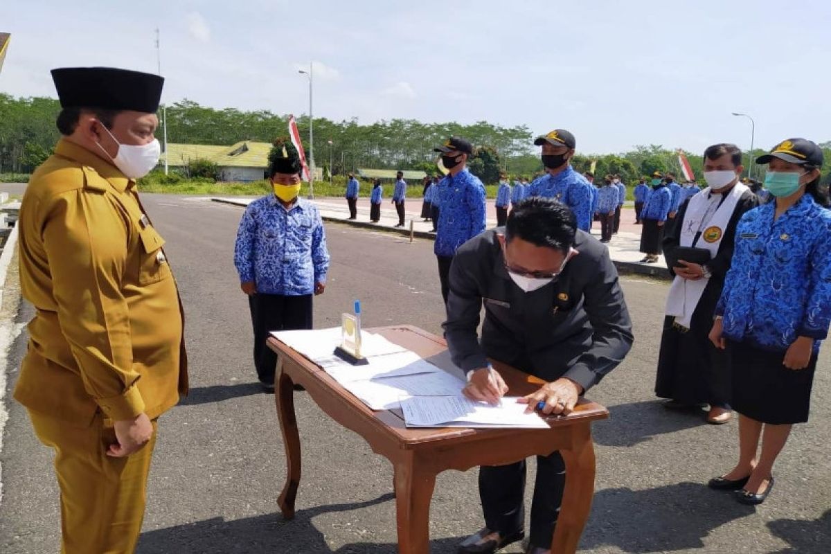 Bupati Edy Pratowo ingatkan PNS layani masyarakat sepenuh hati