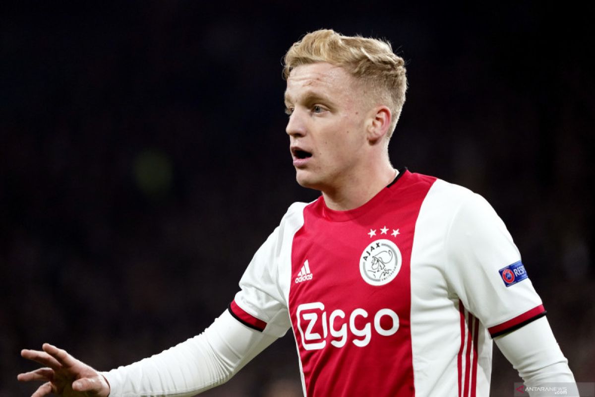 Van Dijk dukung Donny van de Beek merumput di Manchester United