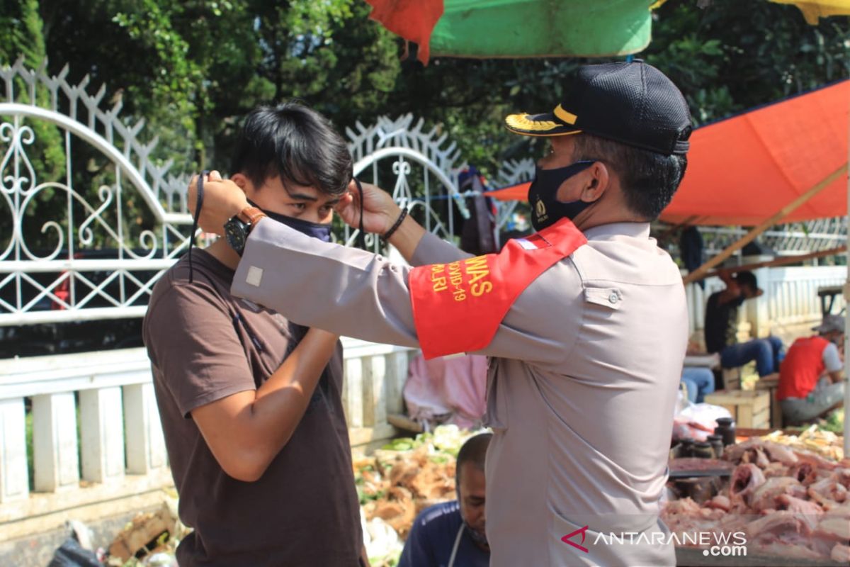 Personel Polres Sukabumi Kota bagi-bagi masker untuk pedagang