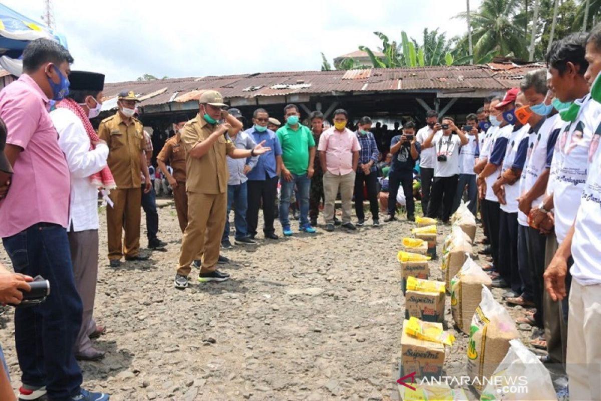 Tingkatkan produktivitas pertanian di Tapteng, bupati salurkan benih padi 15 ton