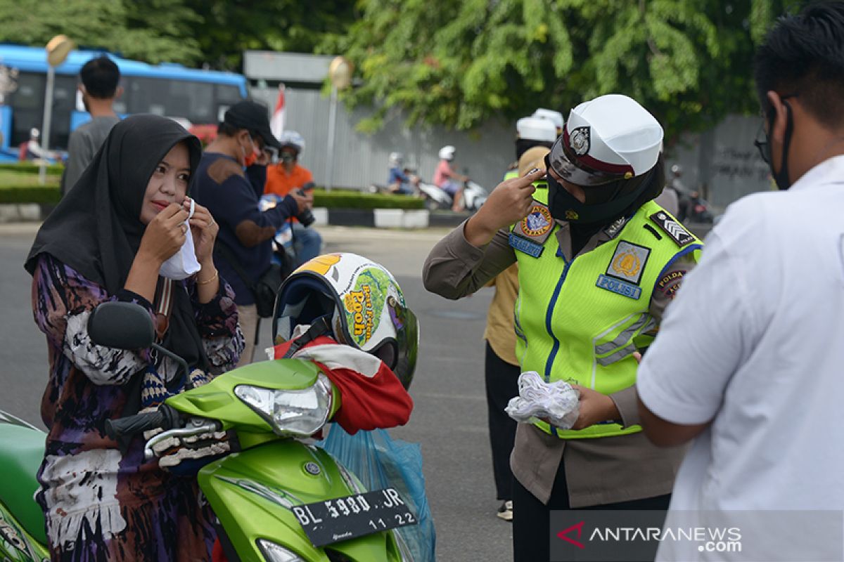 HUT Polwan Aceh bagikan masker gratis