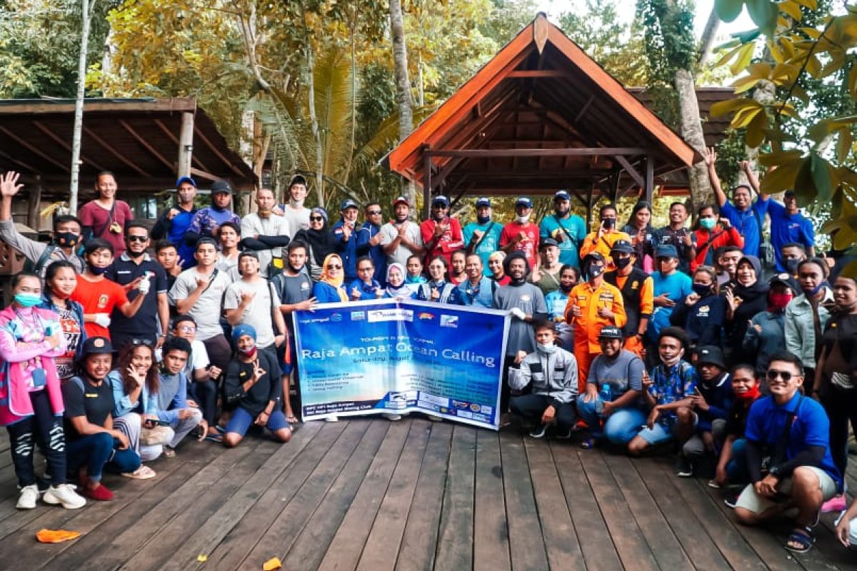 Berbagai komunitas pariwisata di Raja Ampat kerja sama bersihkan pantai