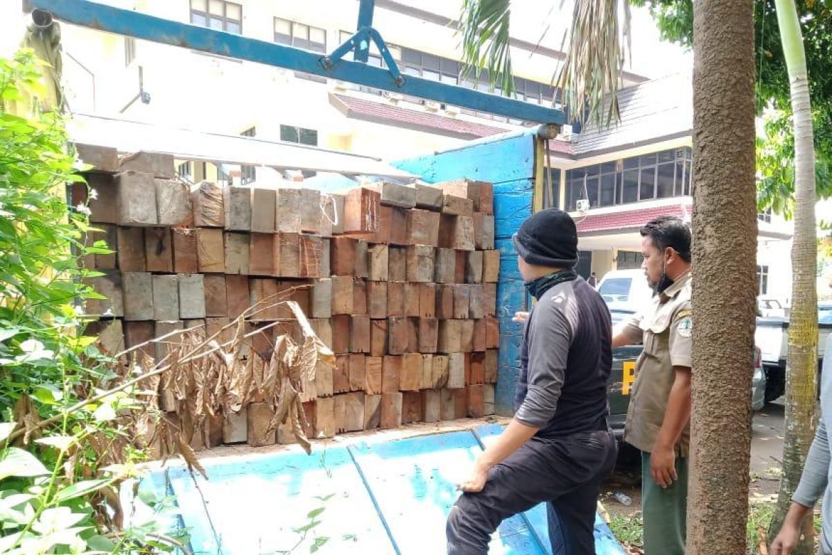 Ratusan batang kayu ilegal diamankan Polda Kalbar