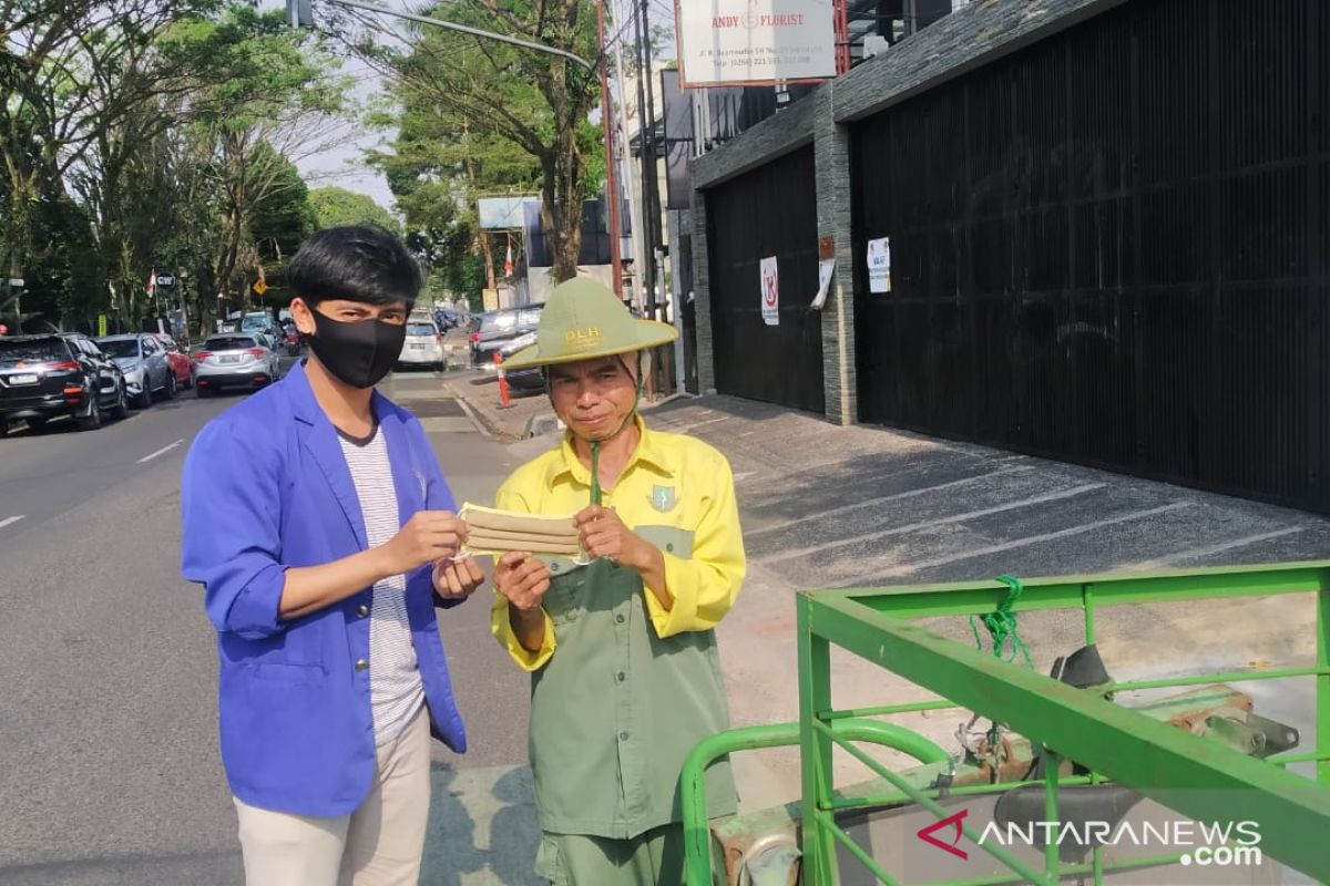 Mahasiswa di Sukabumi peduli COVID-19  sebar masker untuk warga