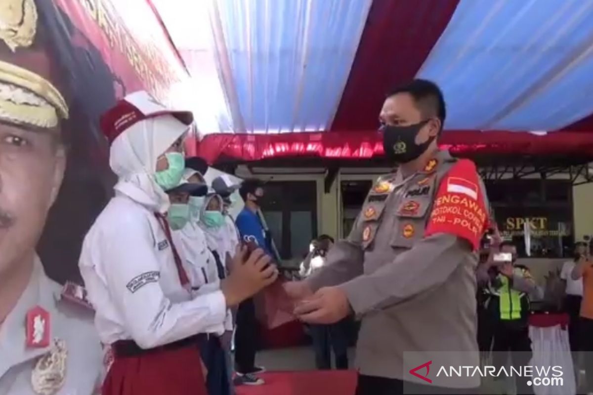 Polisi bagikan 100 modem dan paket data internet pelajar di Jaktim