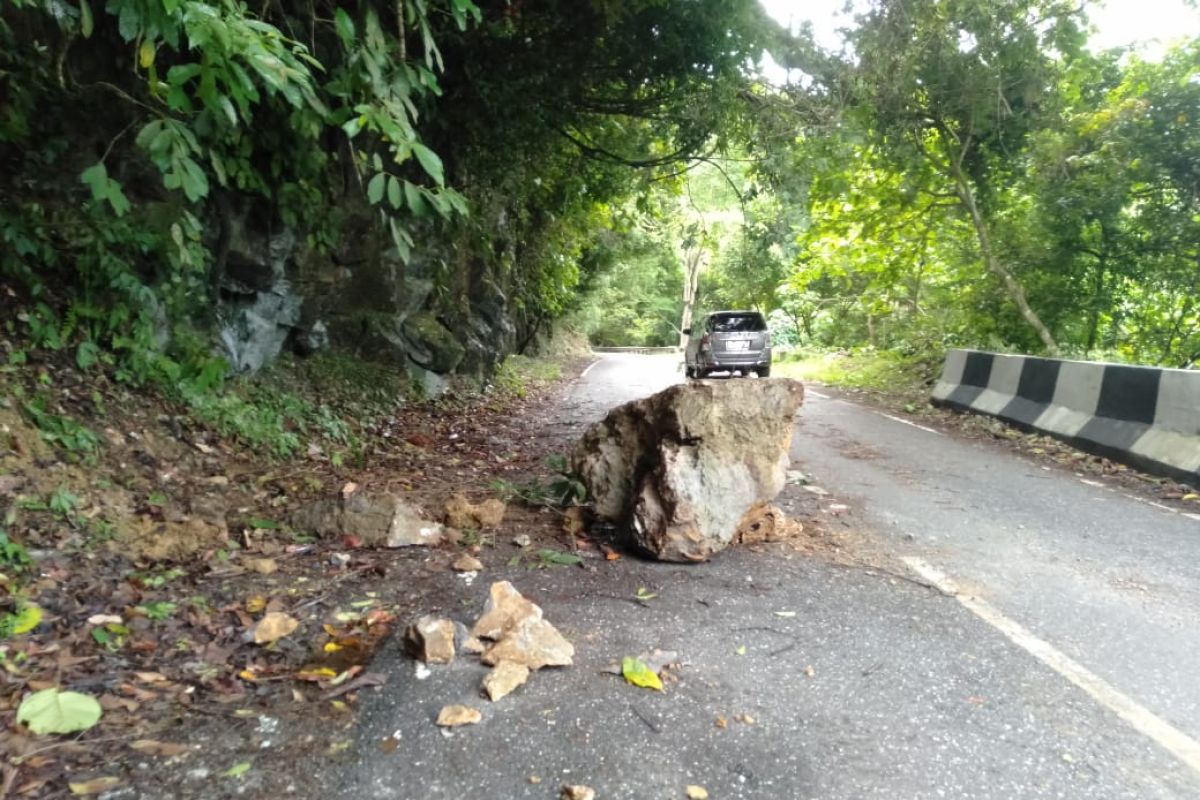 Hati-hati, bongkahan batu besar tutupi jalan di puncak Geurute