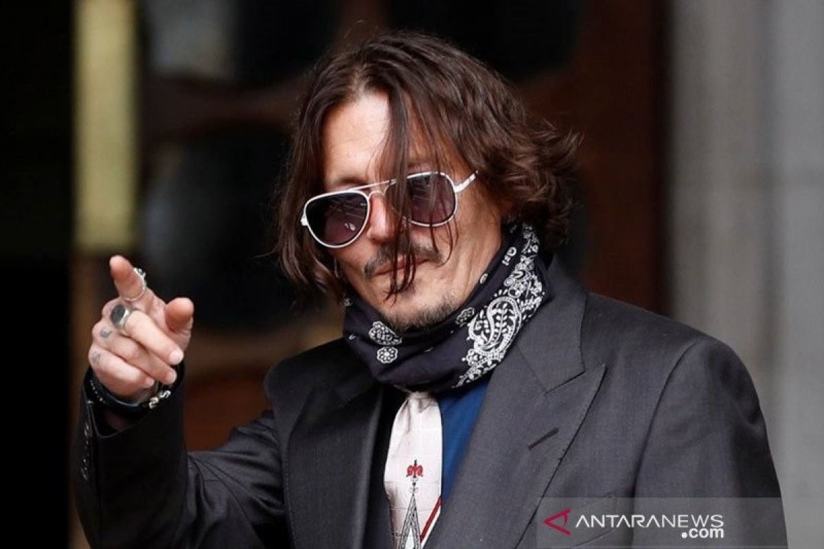 Johnny Depp minta tunda sidang demi syuting film "Fantastic Beasts 3"