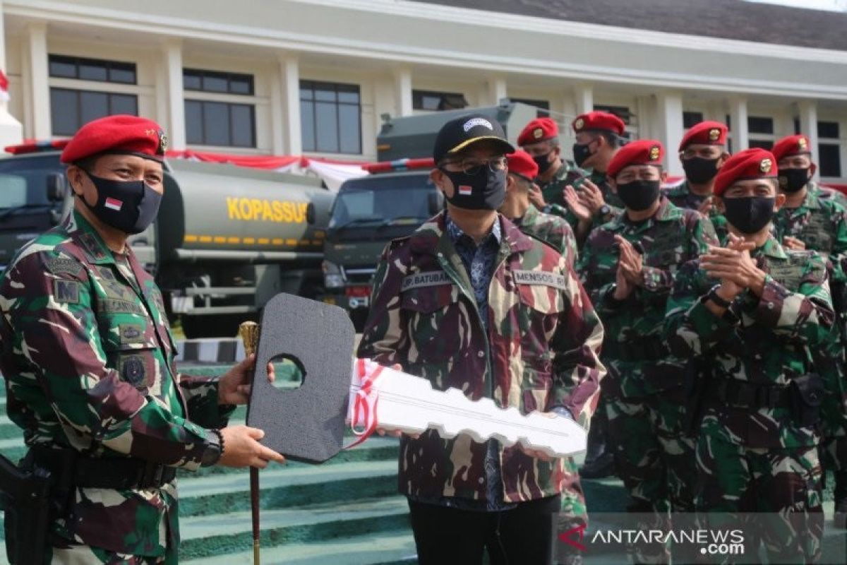 Mensos Juliari P Batubara serahkan kendaraan penanggulangan bencana ke Kopassus