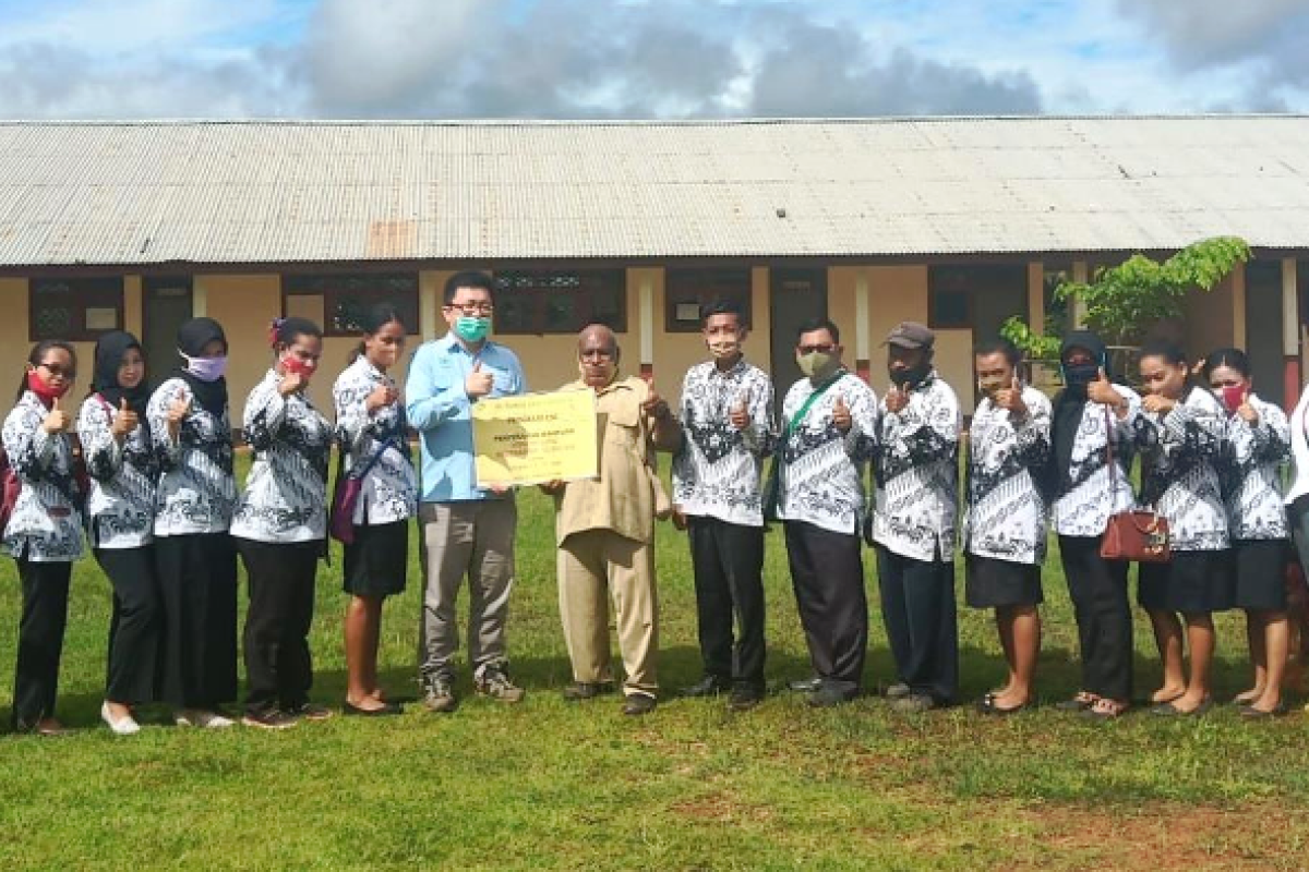 Di tengah pandemi, PT TSE tetap berikan honor guru pendalaman