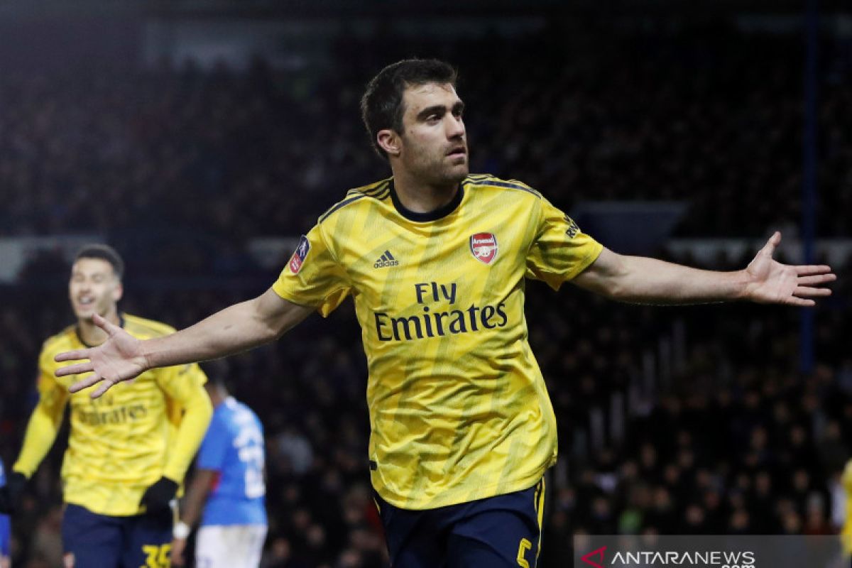 Napoli tertarik pada bek Arsenal, Sokratis Papastathopoulos untuk gantikan Kalidou Koulibalu