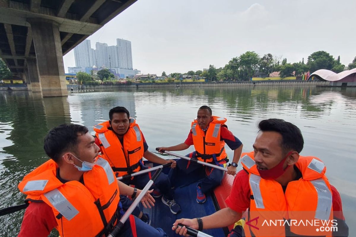 Petugas Damkar Tambora ikuti latihan evakuasi korban tenggelam