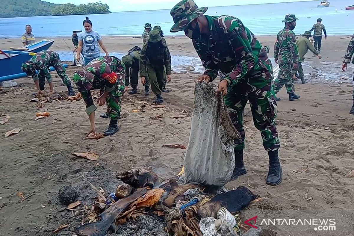 Kodim Sangihe bersihkan sampah di kawasan pantai Manganitu