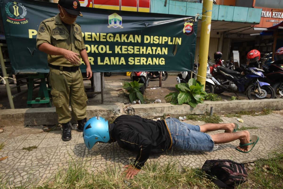 Puluhan warga Kota Serang  langgar protokol kesehatan diberi hukuman