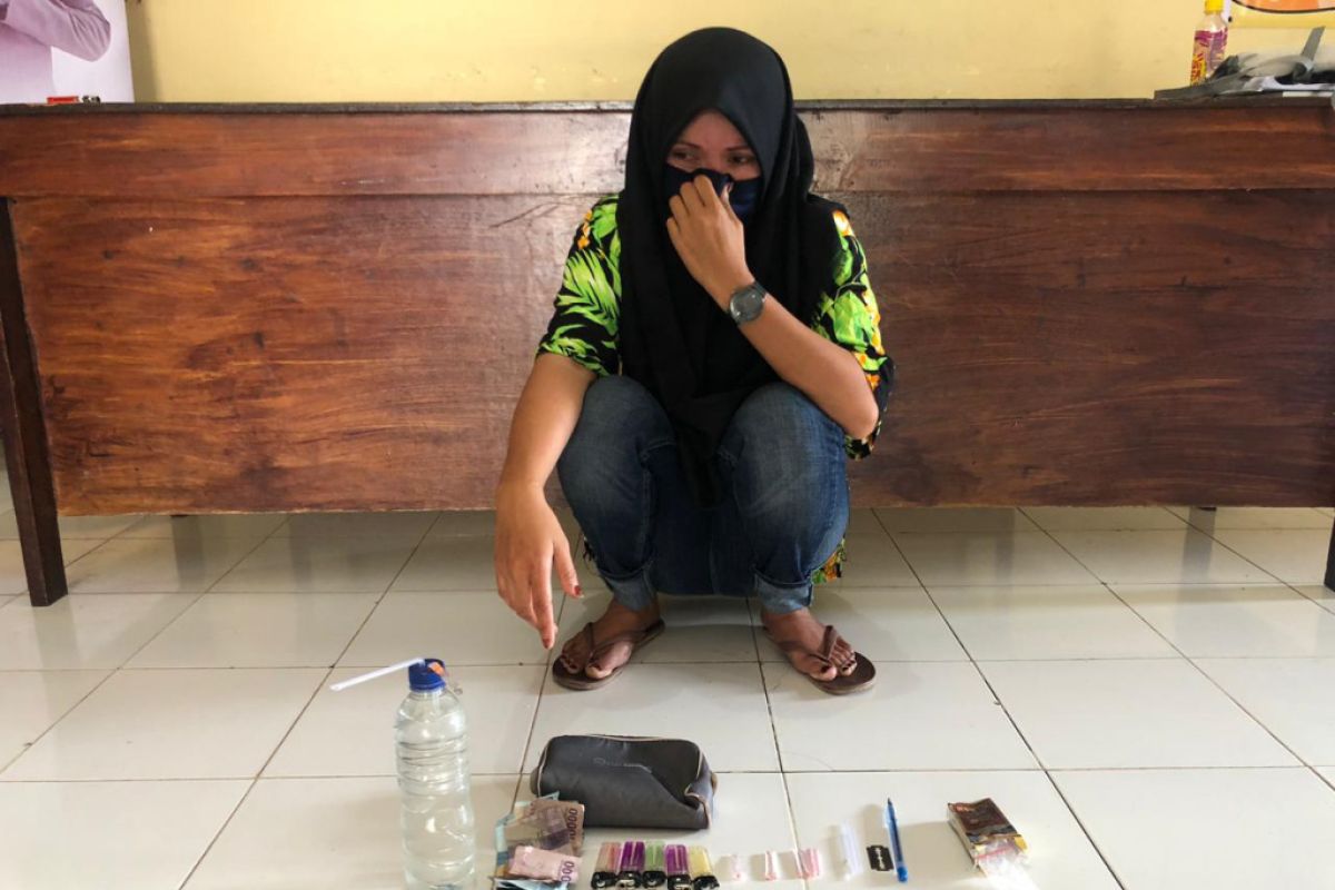 Simpan sabu di lemari pakaian, wanita pengedar narkoba di Dompu ditangkap polisi