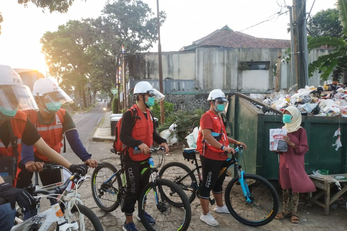 Relawan PMI bersepeda keliling Kota Sukabumi bagikan paket alat kebersihan