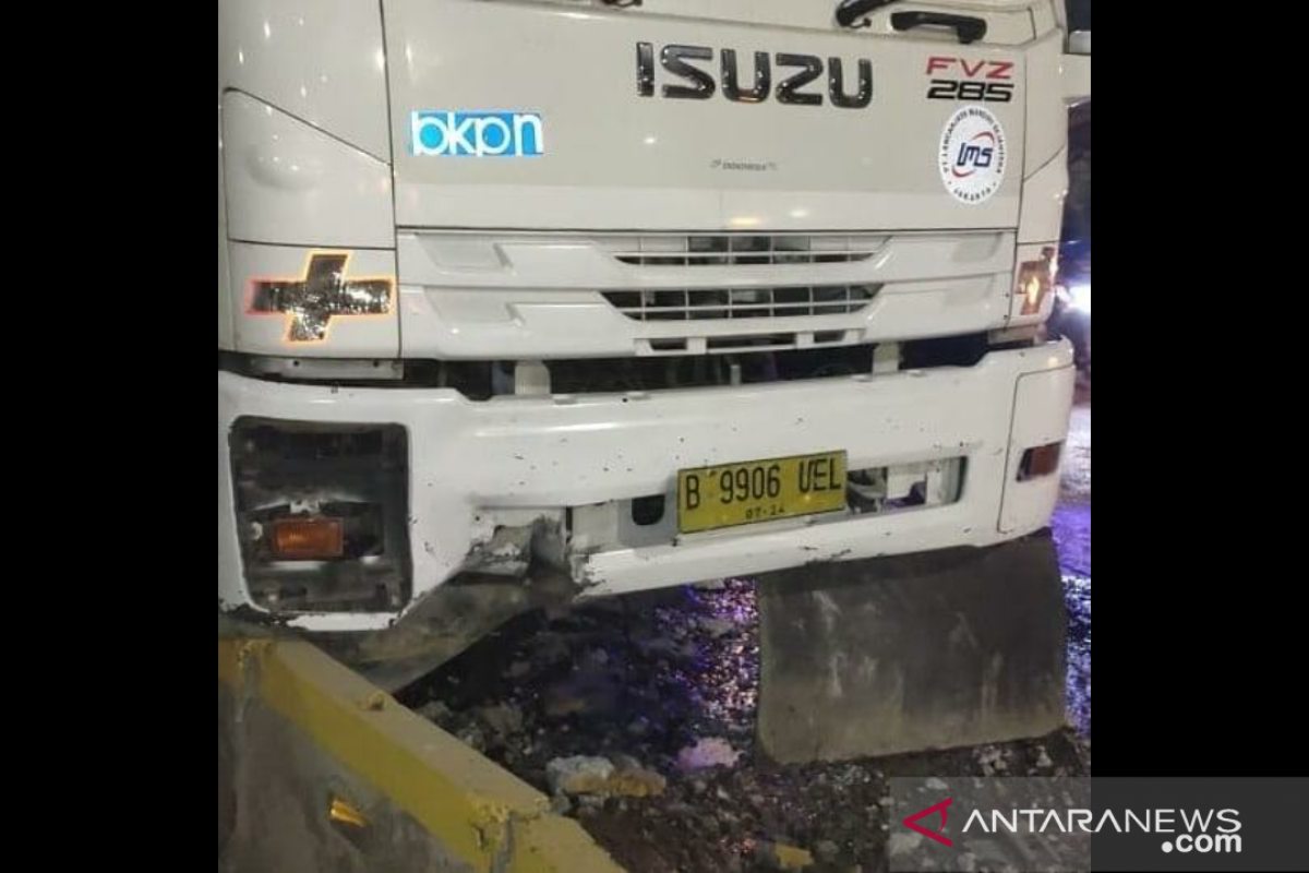 Sopir dump truk tabrak pembatas pembatas jalur TransJakarta