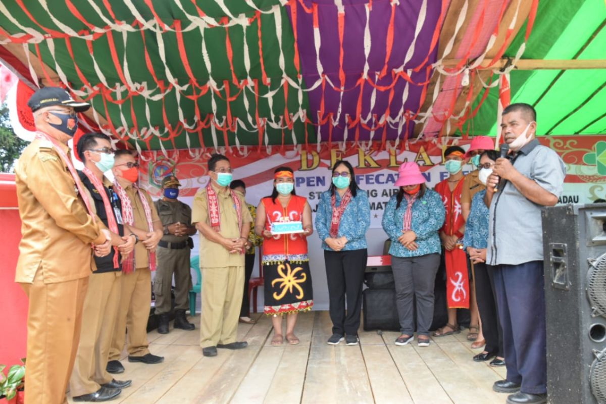 Bupati Sekadau dapat kejutan kue ulang tahun dari warga Empajak