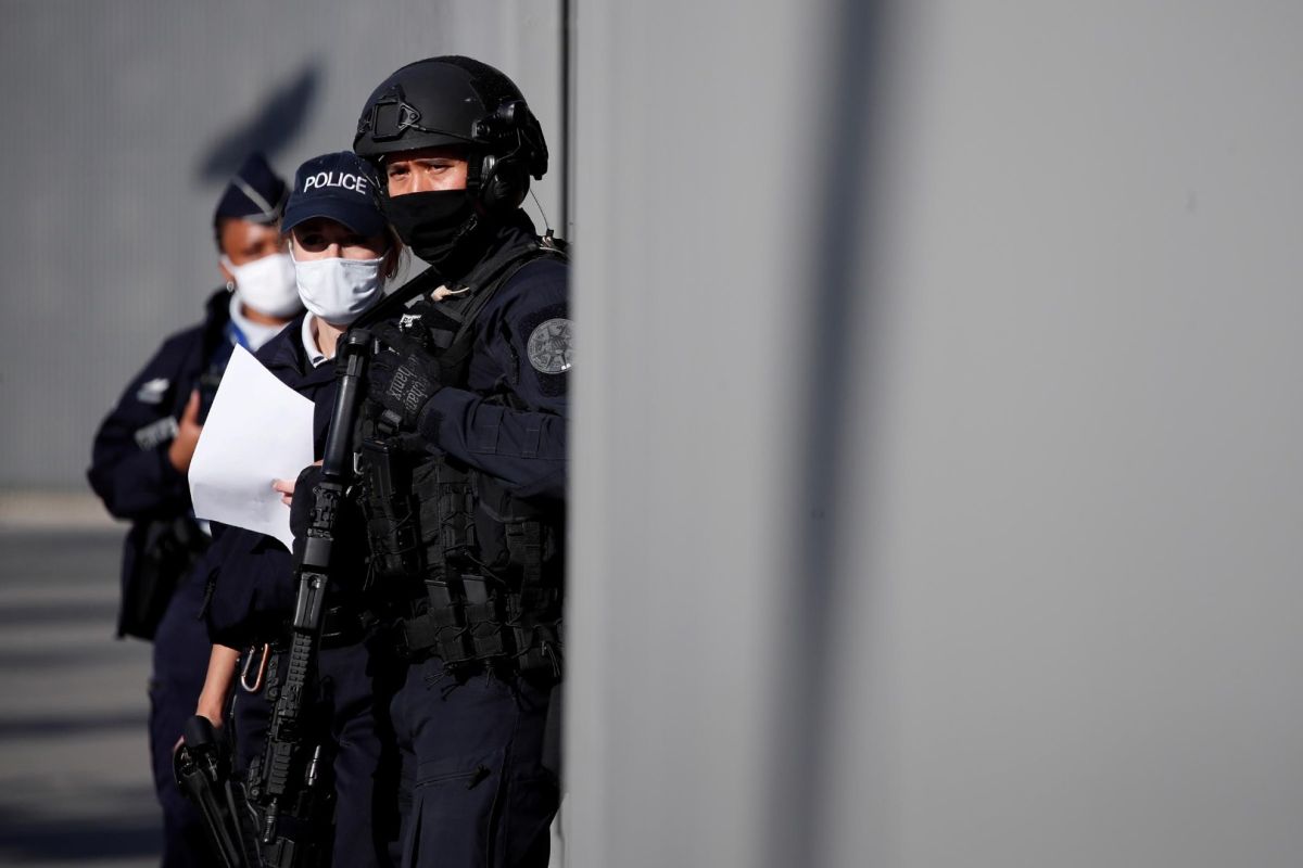 Seorang guru dibunuh dengan pisau, Prancis selidiki  terorisme