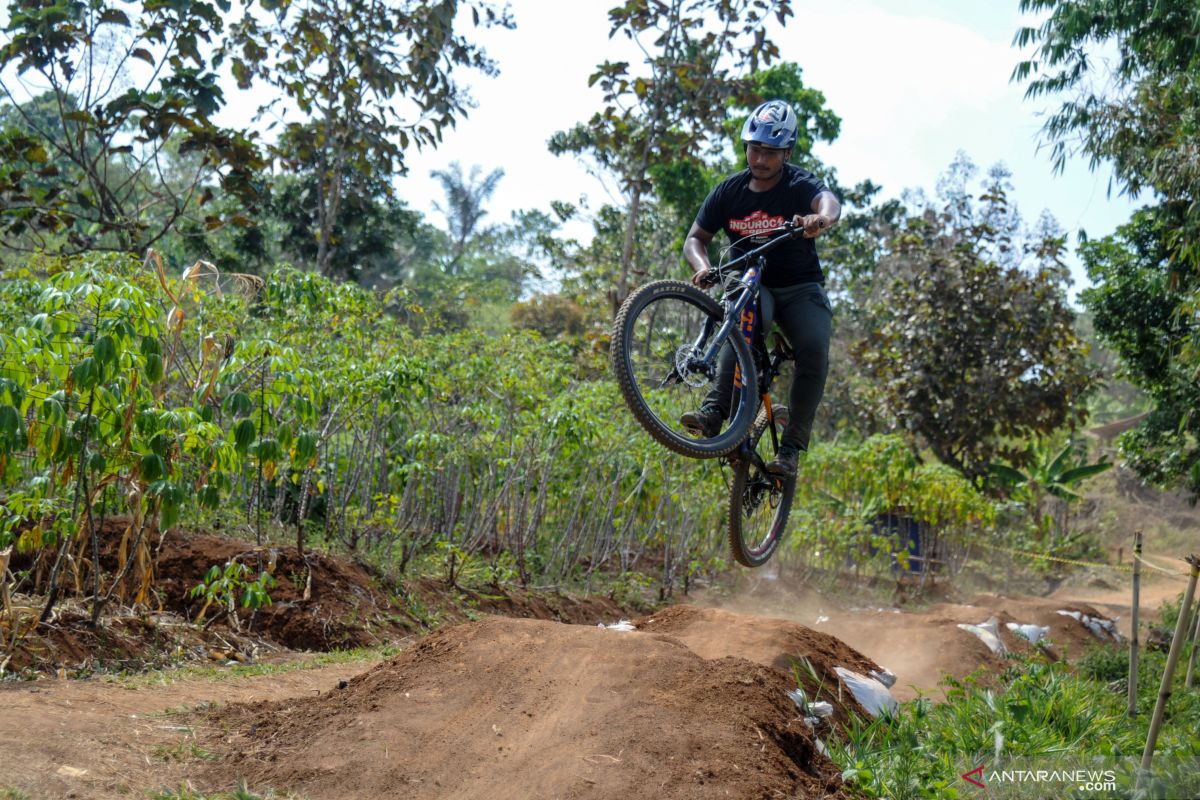 Tim Downhill Indonesia berlatih di lereng Gunung Merapi