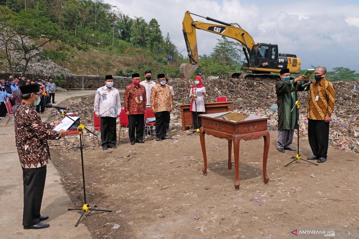 Kepala Dinas Lingkungan Hidup Temanggung dilantik di TPA sampah