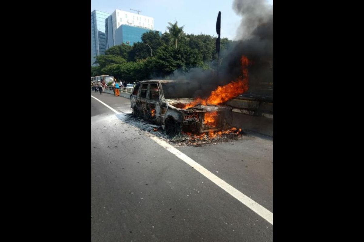 Korsleting listrik picu kebakaran hebat Range Rover di Tol MT Haryono