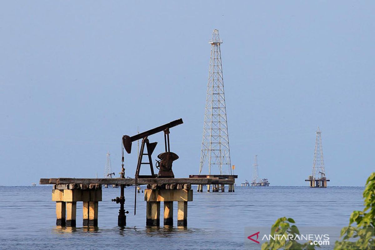 Harga minyak naik, terangkat kekhawatiran kekurangan bahan bakar di AS