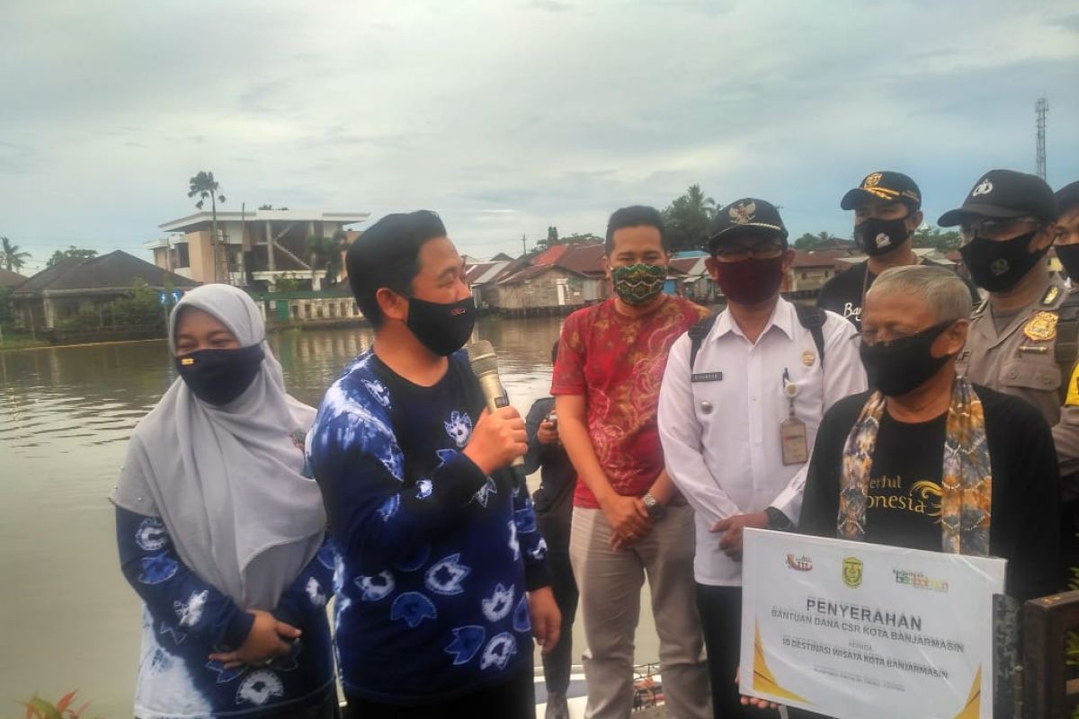Walikota Banjarmasin menyerahan  bantuan CSR ke masyarakat