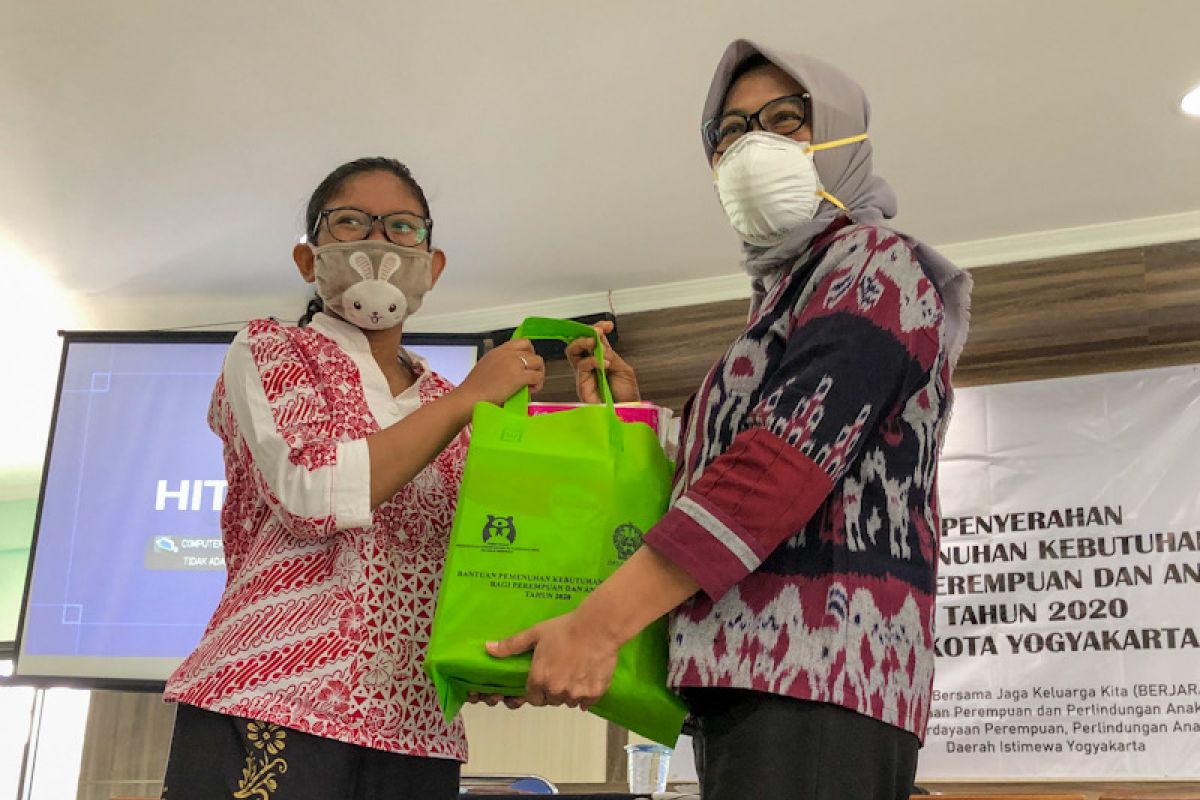 Anak dan perempuan di Yogyakarta terima bantuan kebutuhan spesifik