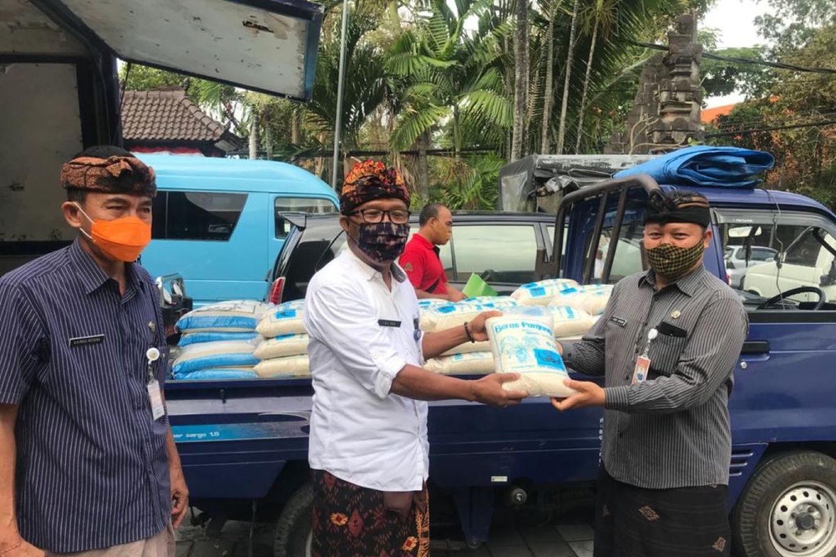 ASN Denpasar bantu beras untuk masyarakat terdampak COVID-19