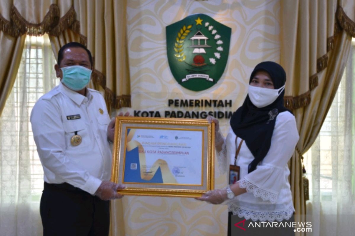 BPS Sumut serahkan penghargaan untuk Wali Kota Padangsidimpuan