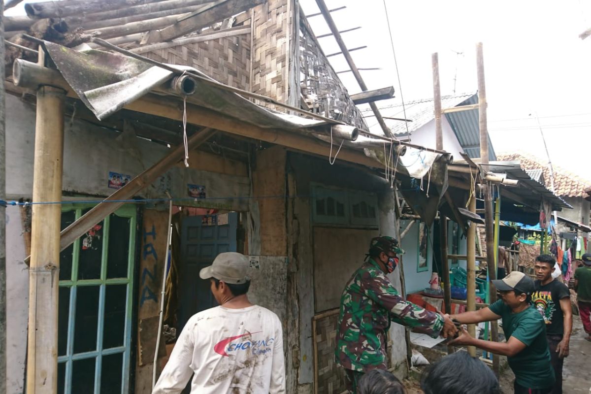 10 Prajurit TNI Laksanakan Program RTLH Pemkab Serang
