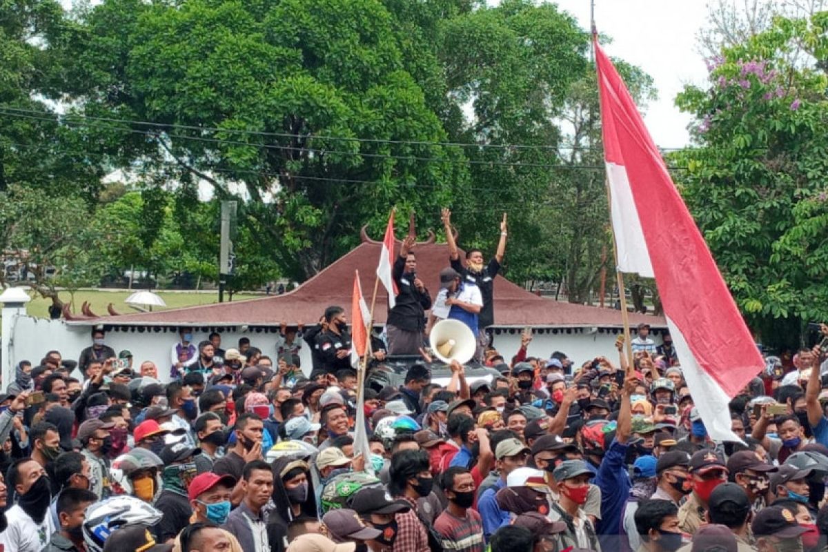 Ribuan karyawan PT Minanga Ogan demo tuntut  pembayaran gaji