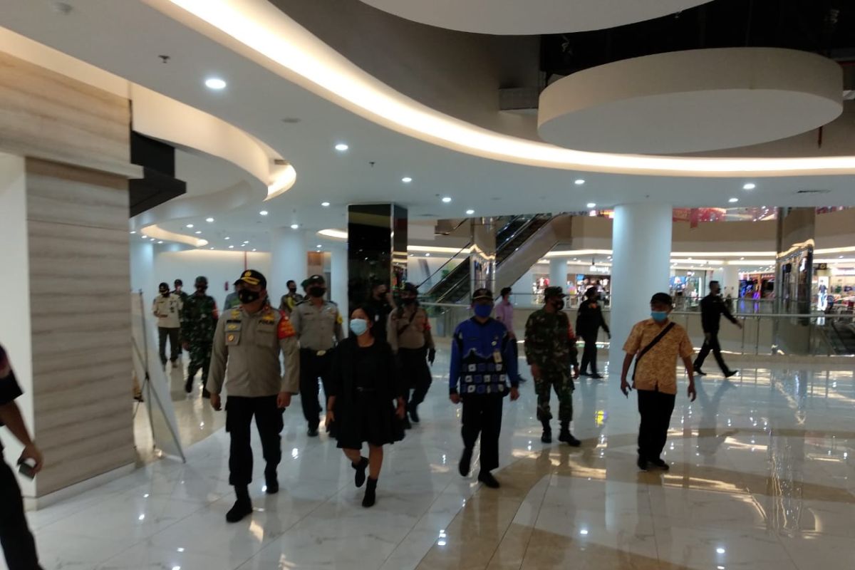 Video - Kapolsekta Banjarmasin Tengah pimpin patroli protokol kesehatan di Duta Mall