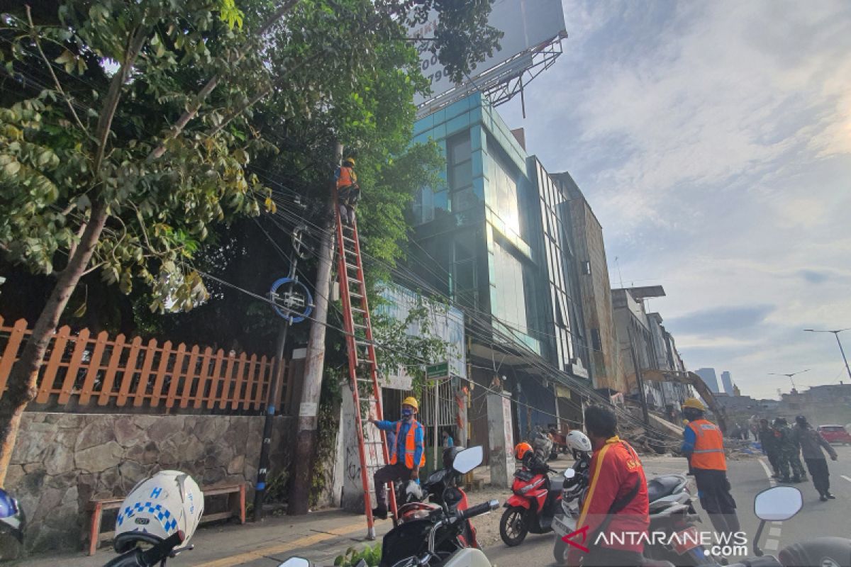 Kabel listrik dipotong imbas ruko ambruk di Kyai Caringin Cideng